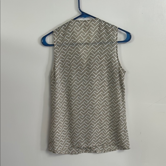 Geometric Patterned Sleeveless Top - Silver and Gray - Picture 3 of 3